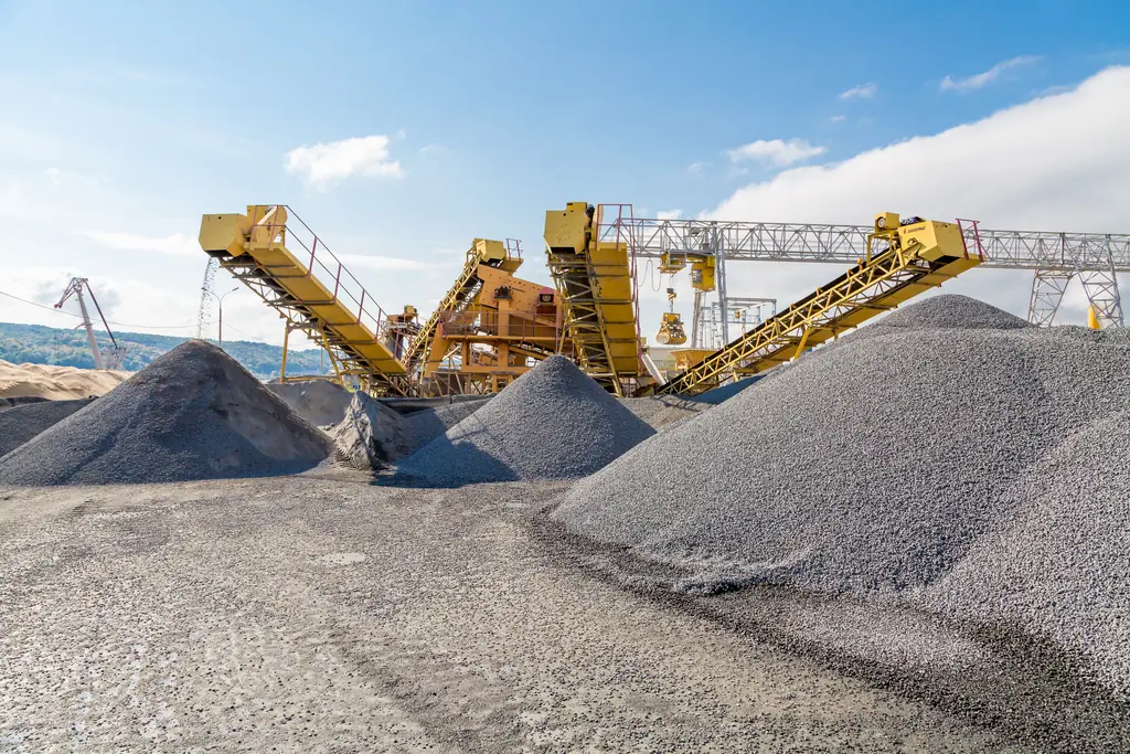 Aggregate plant with stockpiles and conveyors